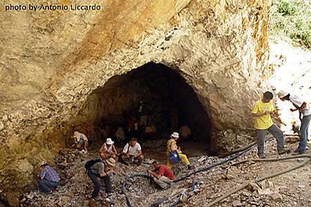 Grupo de geólogos visitando uma mina de água-marinha em MG, durante o 31 International Congress of Geology, no Rio.